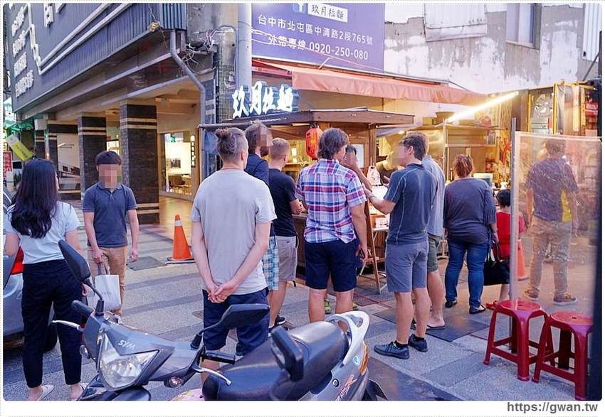 台中深夜拉麵，吃麵免費續湯、還有超限量大雞腿、霸氣豬肋排，一開店就滿滿人潮！