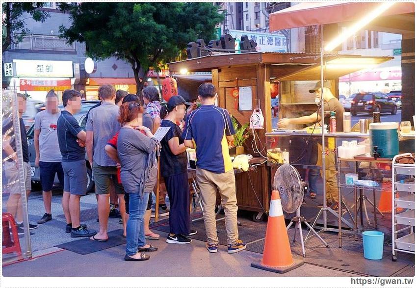 台中深夜拉麵，吃麵免費續湯、還有超限量大雞腿、霸氣豬肋排，一開店就滿滿人潮！