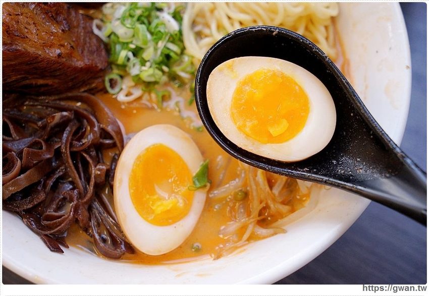 台中深夜拉麵，吃麵免費續湯、還有超限量大雞腿、霸氣豬肋排，一開店就滿滿人潮！