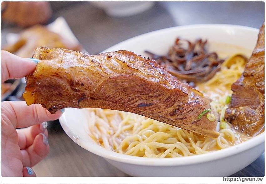 台中深夜拉麵，吃麵免費續湯、還有超限量大雞腿、霸氣豬肋排，一開店就滿滿人潮！
