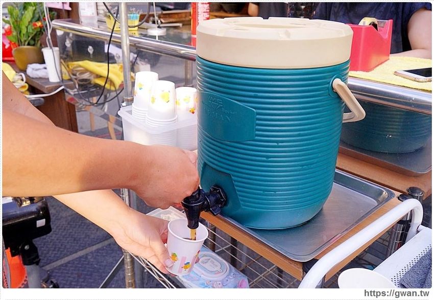 台中深夜拉麵，吃麵免費續湯、還有超限量大雞腿、霸氣豬肋排，一開店就滿滿人潮！