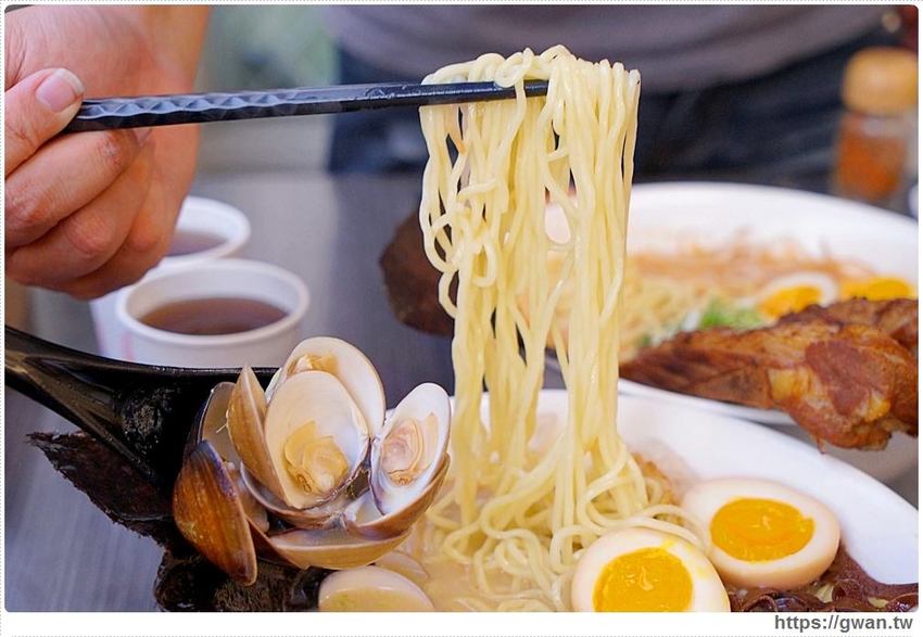 台中深夜拉麵，吃麵免費續湯、還有超限量大雞腿、霸氣豬肋排，一開店就滿滿人潮！