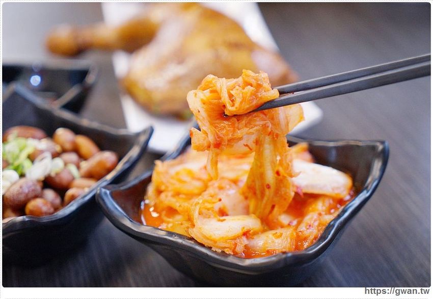 台中深夜拉麵，吃麵免費續湯、還有超限量大雞腿、霸氣豬肋排，一開店就滿滿人潮！