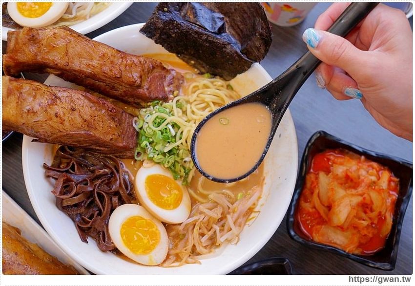 台中深夜拉麵，吃麵免費續湯、還有超限量大雞腿、霸氣豬肋排，一開店就滿滿人潮！