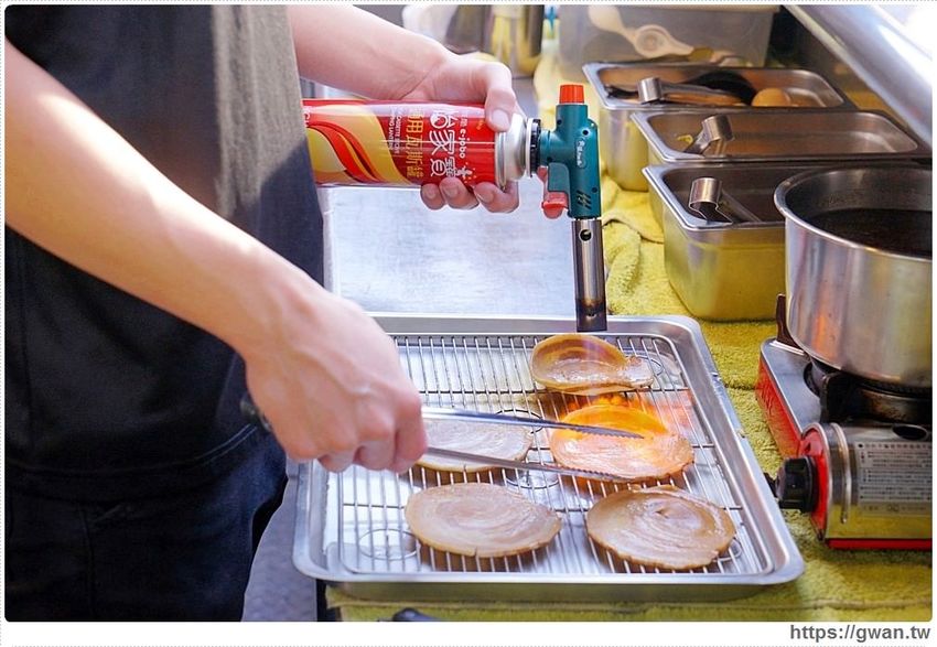 台中深夜拉麵，吃麵免費續湯、還有超限量大雞腿、霸氣豬肋排，一開店就滿滿人潮！