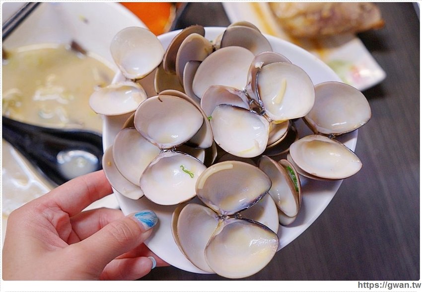 台中深夜拉麵，吃麵免費續湯、還有超限量大雞腿、霸氣豬肋排，一開店就滿滿人潮！