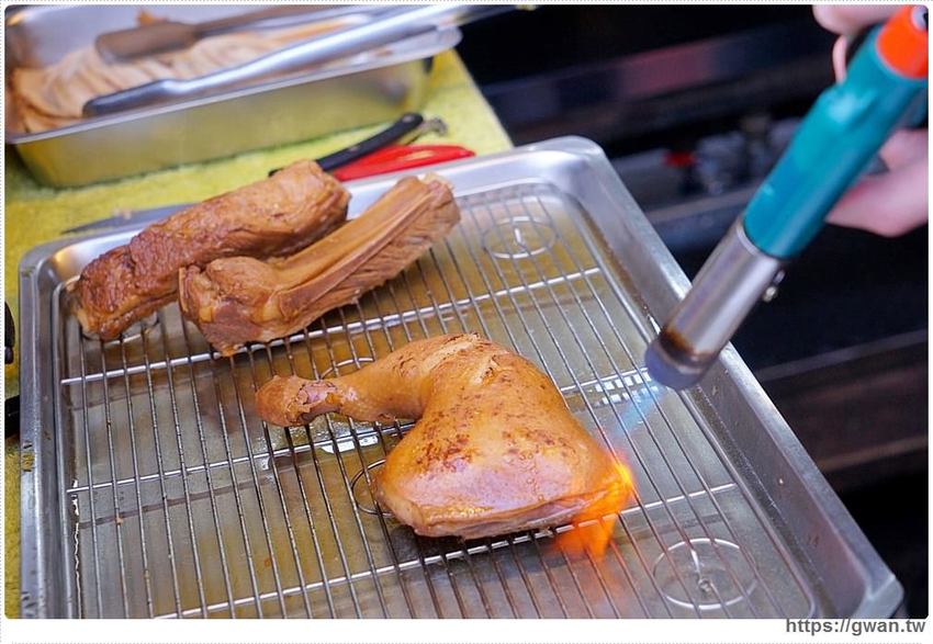 台中深夜拉麵，吃麵免費續湯、還有超限量大雞腿、霸氣豬肋排，一開店就滿滿人潮！