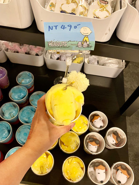 | Taiwan Taipei 台灣 台北 信義區 新光三越A8☻ 史努比快閃店 免費 | 史奴比粉手刀出發 快跟巨型史奴比一起躺沙發曬恩愛