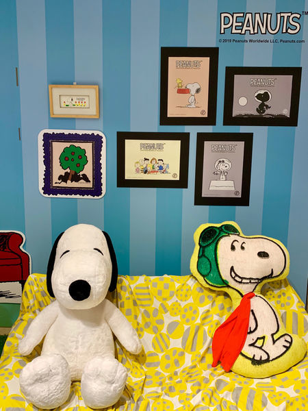 | Taiwan Taipei 台灣 台北 信義區 新光三越A8☻ 史努比快閃店 免費 | 史奴比粉手刀出發 快跟巨型史奴比一起躺沙發曬恩愛