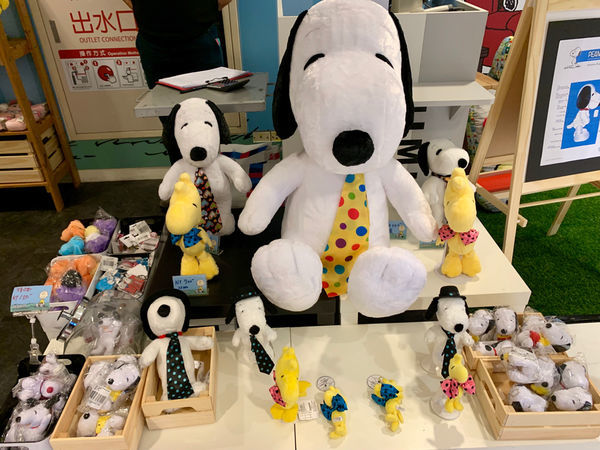 | Taiwan Taipei 台灣 台北 信義區 新光三越A8☻ 史努比快閃店 免費 | 史奴比粉手刀出發 快跟巨型史奴比一起躺沙發曬恩愛