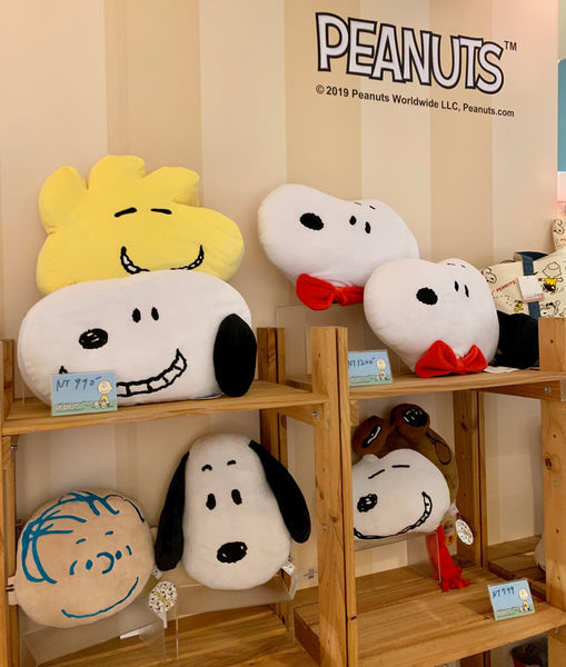 | Taiwan Taipei 台灣 台北 信義區 新光三越A8☻ 史努比快閃店 免費 | 史奴比粉手刀出發 快跟巨型史奴比一起躺沙發曬恩愛
