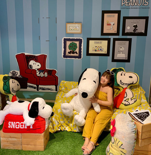 | Taiwan Taipei 台灣 台北 信義區 新光三越A8☻ 史努比快閃店 免費 | 史奴比粉手刀出發 快跟巨型史奴比一起躺沙發曬恩愛