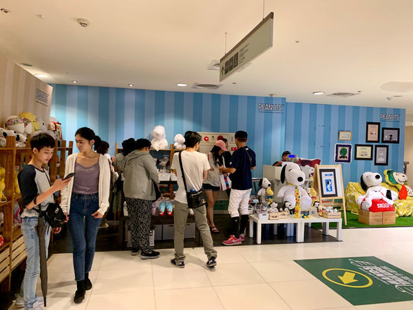 | Taiwan Taipei 台灣 台北 信義區 新光三越A8☻ 史努比快閃店 免費 | 史奴比粉手刀出發 快跟巨型史奴比一起躺沙發曬恩愛