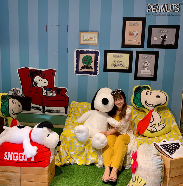 | Taiwan Taipei 台灣 台北 信義區 新光三越A8☻ 史努比快閃店 免費 | 史奴比粉手刀出發 快跟巨型史奴比一起躺沙發曬恩愛