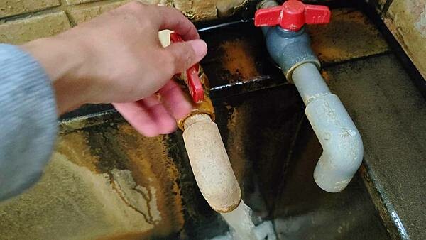 【台北溫泉】七窟溫泉餐廳｜１００元湯屋，陽明山裡的隱藏版溫泉，還有脆皮雞必吃！