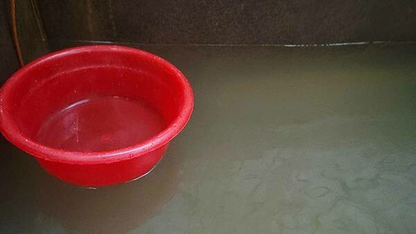 【台北溫泉】七窟溫泉餐廳｜１００元湯屋，陽明山裡的隱藏版溫泉，還有脆皮雞必吃！