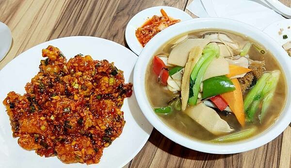 【台北溫泉】七窟溫泉餐廳｜１００元湯屋，陽明山裡的隱藏版溫泉，還有脆皮雞必吃！