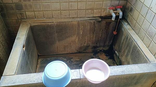 【台北溫泉】七窟溫泉餐廳｜１００元湯屋，陽明山裡的隱藏版溫泉，還有脆皮雞必吃！