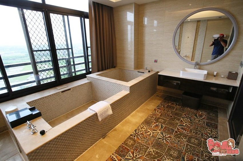 礁溪最浮誇六彩精油溫泉，讓孩子從陸上玩到水上都瘋狂的住宿空間：川湯春天旗艦館 - 熱血玩台南。跳躍新世界