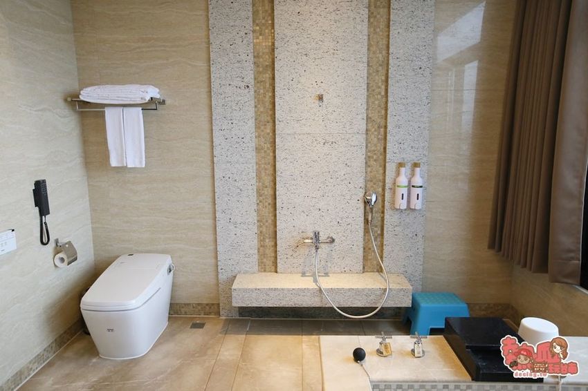 礁溪最浮誇六彩精油溫泉，讓孩子從陸上玩到水上都瘋狂的住宿空間：川湯春天旗艦館 - 熱血玩台南。跳躍新世界