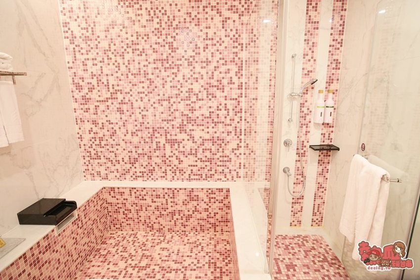 礁溪最浮誇六彩精油溫泉，讓孩子從陸上玩到水上都瘋狂的住宿空間：川湯春天旗艦館 - 熱血玩台南。跳躍新世界