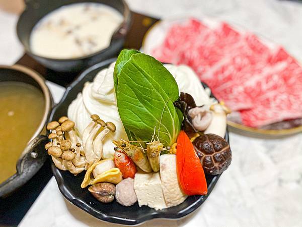 (新北樹林)築間幸福鍋物樹林秀泰店 新北樹林美食火鍋推薦 粉色大理石網美風環境 高 cp值套餐 安格斯牛小排肉質佳 多樣新鮮海鮮總匯鍋 明治冰淇淋霜淇淋飲料吃到飽