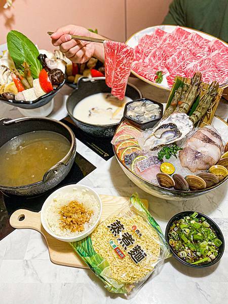 (新北樹林)築間幸福鍋物樹林秀泰店 新北樹林美食火鍋推薦 粉色大理石網美風環境 高 cp值套餐 安格斯牛小排肉質佳 多樣新鮮海鮮總匯鍋 明治冰淇淋霜淇淋飲料吃到飽