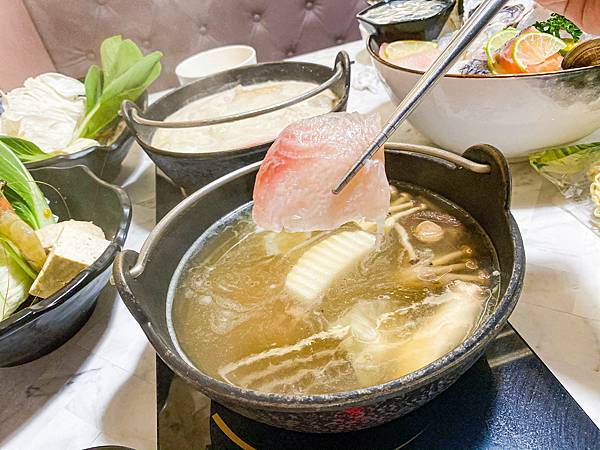 (新北樹林)築間幸福鍋物樹林秀泰店 新北樹林美食火鍋推薦 粉色大理石網美風環境 高 cp值套餐 安格斯牛小排肉質佳 多樣新鮮海鮮總匯鍋 明治冰淇淋霜淇淋飲料吃到飽