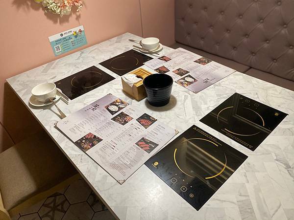 (新北樹林)築間幸福鍋物樹林秀泰店 新北樹林美食火鍋推薦 粉色大理石網美風環境 高 cp值套餐 安格斯牛小排肉質佳 多樣新鮮海鮮總匯鍋 明治冰淇淋霜淇淋飲料吃到飽