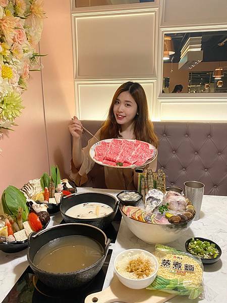 (新北樹林)築間幸福鍋物樹林秀泰店 新北樹林美食火鍋推薦 粉色大理石網美風環境 高 cp值套餐 安格斯牛小排肉質佳 多樣新鮮海鮮總匯鍋 明治冰淇淋霜淇淋飲料吃到飽