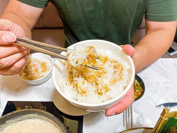 (新北樹林)築間幸福鍋物樹林秀泰店 新北樹林美食火鍋推薦 粉色大理石網美風環境 高 cp值套餐 安格斯牛小排肉質佳 多樣新鮮海鮮總匯鍋 明治冰淇淋霜淇淋飲料吃到飽