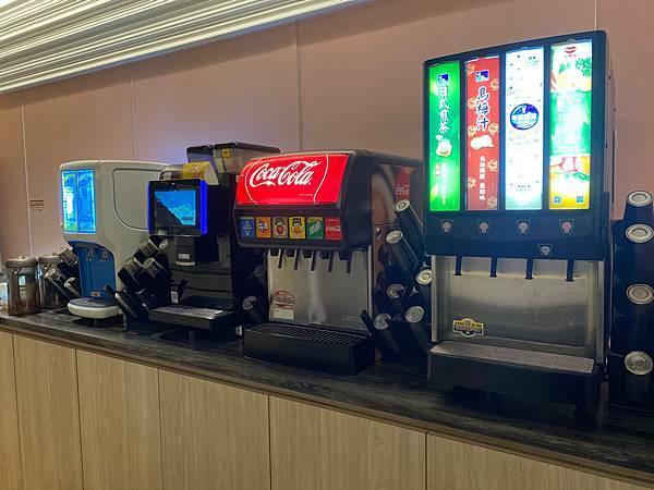 (新北樹林)築間幸福鍋物樹林秀泰店 新北樹林美食火鍋推薦 粉色大理石網美風環境 高 cp值套餐 安格斯牛小排肉質佳 多樣新鮮海鮮總匯鍋 明治冰淇淋霜淇淋飲料吃到飽