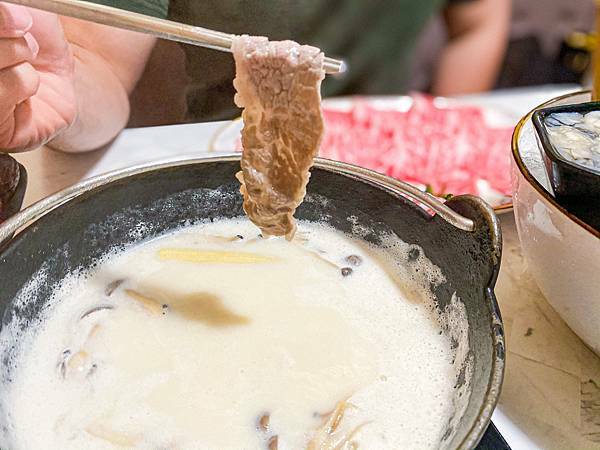 (新北樹林)築間幸福鍋物樹林秀泰店 新北樹林美食火鍋推薦 粉色大理石網美風環境 高 cp值套餐 安格斯牛小排肉質佳 多樣新鮮海鮮總匯鍋 明治冰淇淋霜淇淋飲料吃到飽