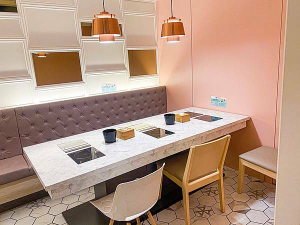 (新北樹林)築間幸福鍋物樹林秀泰店 新北樹林美食火鍋推薦 粉色大理石網美風環境 高 cp值套餐 安格斯牛小排肉質佳 多樣新鮮海鮮總匯鍋 明治冰淇淋霜淇淋飲料吃到飽