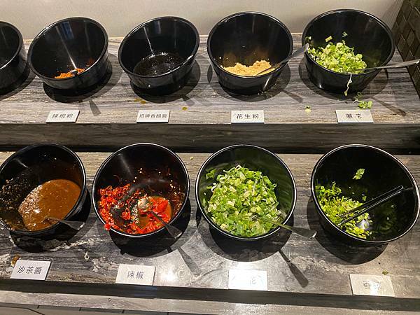 (新北樹林)築間幸福鍋物樹林秀泰店 新北樹林美食火鍋推薦 粉色大理石網美風環境 高 cp值套餐 安格斯牛小排肉質佳 多樣新鮮海鮮總匯鍋 明治冰淇淋霜淇淋飲料吃到飽