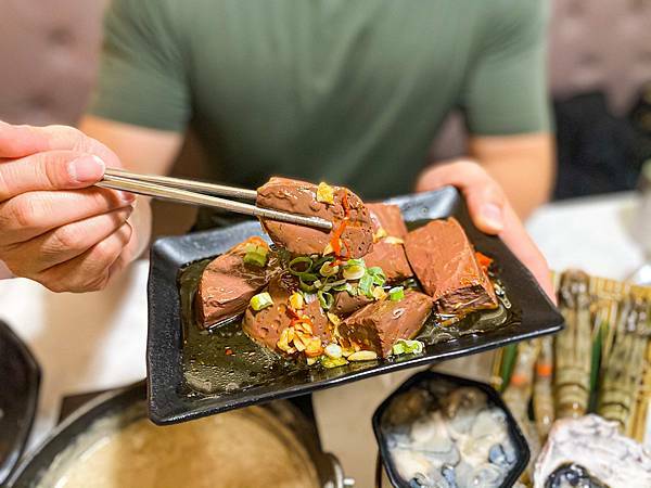 (新北樹林)築間幸福鍋物樹林秀泰店 新北樹林美食火鍋推薦 粉色大理石網美風環境 高 cp值套餐 安格斯牛小排肉質佳 多樣新鮮海鮮總匯鍋 明治冰淇淋霜淇淋飲料吃到飽