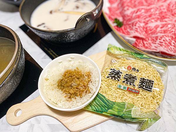 (新北樹林)築間幸福鍋物樹林秀泰店 新北樹林美食火鍋推薦 粉色大理石網美風環境 高 cp值套餐 安格斯牛小排肉質佳 多樣新鮮海鮮總匯鍋 明治冰淇淋霜淇淋飲料吃到飽