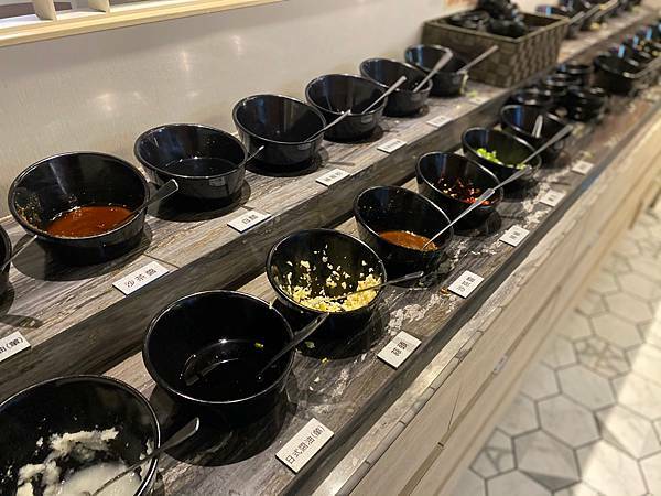 (新北樹林)築間幸福鍋物樹林秀泰店 新北樹林美食火鍋推薦 粉色大理石網美風環境 高 cp值套餐 安格斯牛小排肉質佳 多樣新鮮海鮮總匯鍋 明治冰淇淋霜淇淋飲料吃到飽