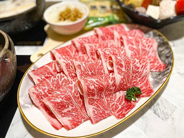 (新北樹林)築間幸福鍋物樹林秀泰店 新北樹林美食火鍋推薦 粉色大理石網美風環境 高 cp值套餐 安格斯牛小排肉質佳 多樣新鮮海鮮總匯鍋 明治冰淇淋霜淇淋飲料吃到飽