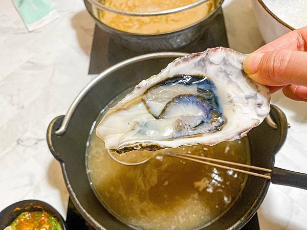 (新北樹林)築間幸福鍋物樹林秀泰店 新北樹林美食火鍋推薦 粉色大理石網美風環境 高 cp值套餐 安格斯牛小排肉質佳 多樣新鮮海鮮總匯鍋 明治冰淇淋霜淇淋飲料吃到飽