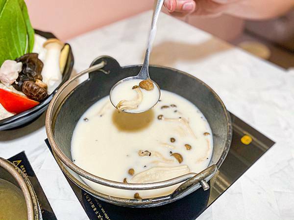 (新北樹林)築間幸福鍋物樹林秀泰店 新北樹林美食火鍋推薦 粉色大理石網美風環境 高 cp值套餐 安格斯牛小排肉質佳 多樣新鮮海鮮總匯鍋 明治冰淇淋霜淇淋飲料吃到飽