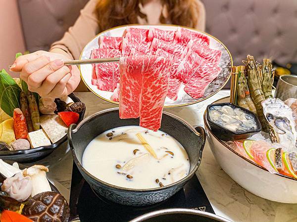 (新北樹林)築間幸福鍋物樹林秀泰店 新北樹林美食火鍋推薦 粉色大理石網美風環境 高 cp值套餐 安格斯牛小排肉質佳 多樣新鮮海鮮總匯鍋 明治冰淇淋霜淇淋飲料吃到飽