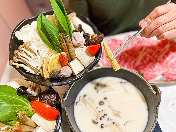 (新北樹林)築間幸福鍋物樹林秀泰店 新北樹林美食火鍋推薦 粉色大理石網美風環境 高 cp值套餐 安格斯牛小排肉質佳 多樣新鮮海鮮總匯鍋 明治冰淇淋霜淇淋飲料吃到飽