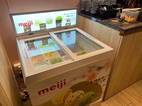 (新北樹林)築間幸福鍋物樹林秀泰店 新北樹林美食火鍋推薦 粉色大理石網美風環境 高 cp值套餐 安格斯牛小排肉質佳 多樣新鮮海鮮總匯鍋 明治冰淇淋霜淇淋飲料吃到飽