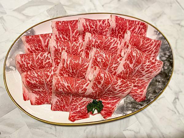 (新北樹林)築間幸福鍋物樹林秀泰店 新北樹林美食火鍋推薦 粉色大理石網美風環境 高 cp值套餐 安格斯牛小排肉質佳 多樣新鮮海鮮總匯鍋 明治冰淇淋霜淇淋飲料吃到飽