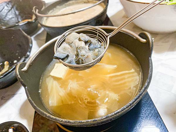 (新北樹林)築間幸福鍋物樹林秀泰店 新北樹林美食火鍋推薦 粉色大理石網美風環境 高 cp值套餐 安格斯牛小排肉質佳 多樣新鮮海鮮總匯鍋 明治冰淇淋霜淇淋飲料吃到飽