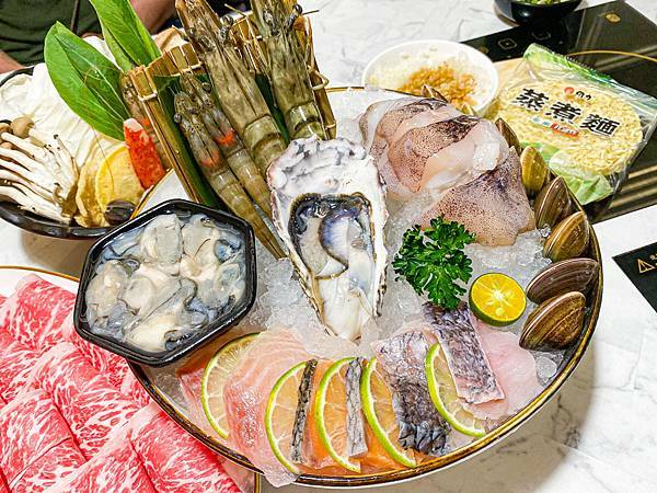 (新北樹林)築間幸福鍋物樹林秀泰店 新北樹林美食火鍋推薦 粉色大理石網美風環境 高 cp值套餐 安格斯牛小排肉質佳 多樣新鮮海鮮總匯鍋 明治冰淇淋霜淇淋飲料吃到飽