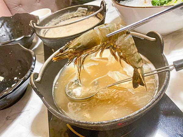 (新北樹林)築間幸福鍋物樹林秀泰店 新北樹林美食火鍋推薦 粉色大理石網美風環境 高 cp值套餐 安格斯牛小排肉質佳 多樣新鮮海鮮總匯鍋 明治冰淇淋霜淇淋飲料吃到飽