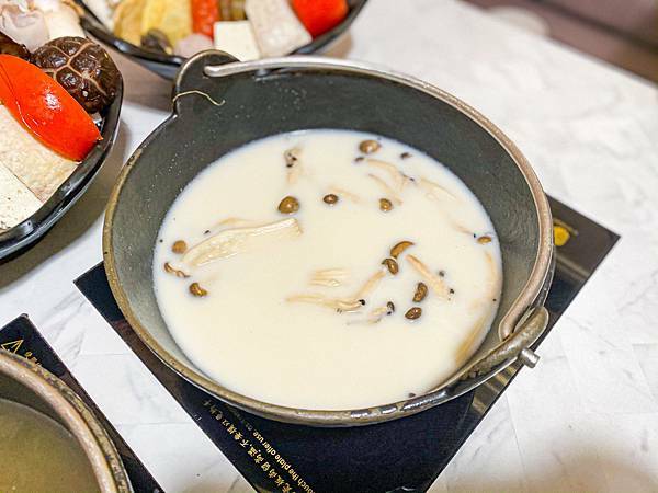 (新北樹林)築間幸福鍋物樹林秀泰店 新北樹林美食火鍋推薦 粉色大理石網美風環境 高 cp值套餐 安格斯牛小排肉質佳 多樣新鮮海鮮總匯鍋 明治冰淇淋霜淇淋飲料吃到飽