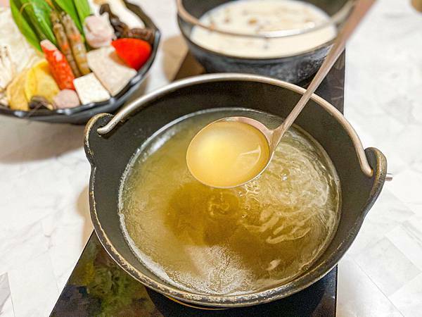 (新北樹林)築間幸福鍋物樹林秀泰店 新北樹林美食火鍋推薦 粉色大理石網美風環境 高 cp值套餐 安格斯牛小排肉質佳 多樣新鮮海鮮總匯鍋 明治冰淇淋霜淇淋飲料吃到飽